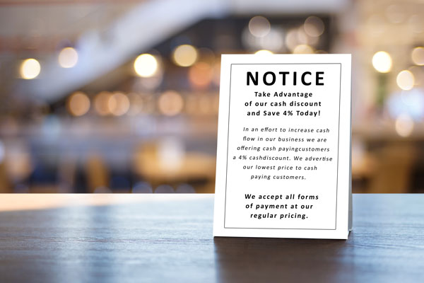 sign alerting customers of a discount on cash purchases